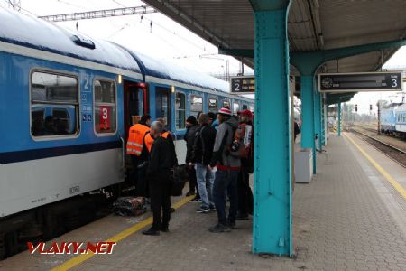 08.10.2019 - Hradec Králové, hl.n.: nástup do vozu CZ-ČD 51 54 20-41 679-1 B249 © PhDr. Zbyněk Zlinský