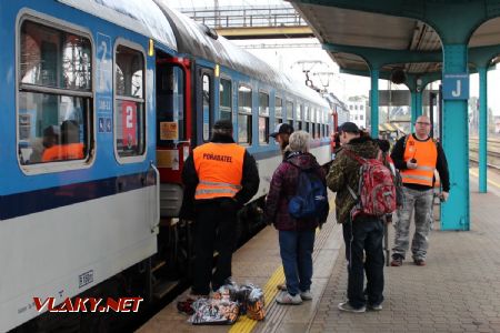 08.10.2019 - Hradec Králové, hl.n.: nástup do vozu CZ-ČD 51 54 20-41 688-2 B249 © PhDr. Zbyněk Zlinský