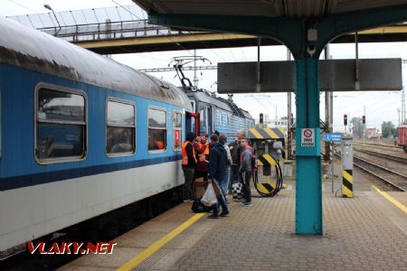 08.10.2019 - Hradec Králové, hl.n.: nástup do vozu CZ-ČD 51 54 20-41 690-8 B249 © PhDr. Zbyněk Zlinský