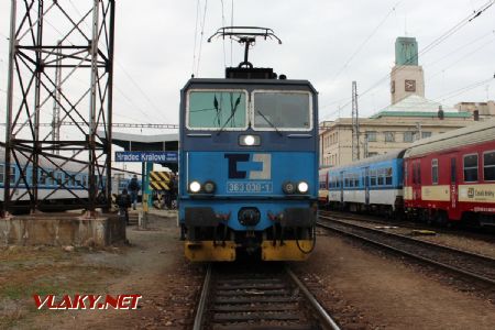 08.10.2019 - Hradec Králové, hl.n.: 363.038-1 v čele Ex 10041 Hradec Králové hl.n. – Graz Ostbf–Messe © PhDr. Zbyněk Zlinský