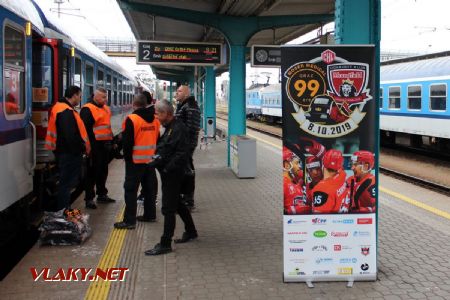 08.10.2019 - Hradec Králové, hl.n.: pořadatelská služba čeká na cestující © PhDr. Zbyněk Zlinský