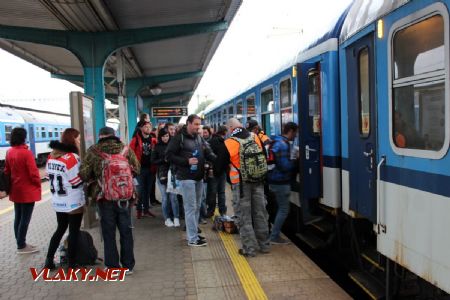 08.10.2019 - Hradec Králové, hl.n.: nástup do vozu CZ-ČD 51 54 20-41 688-2 B249 © PhDr. Zbyněk Zlinský