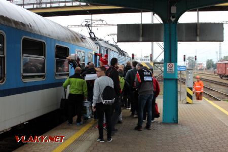 08.10.2019 - Hradec Králové, hl.n.: nástup do vozu CZ-ČD 51 54 20-41 690-8 B249 © PhDr. Zbyněk Zlinský