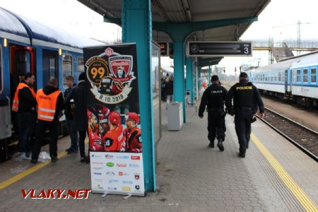 08.10.2019 - Hradec Králové, hl.n.: na vše dohlíží muži v černém © PhDr. Zbyněk Zlinský