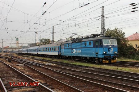 08.10.2019 - Hradec Králové, hl.n.: 363.038-1 s Ex 10041 Hradec Králové hl.n. – Graz Ostbf–Messe vyjíždí s minutovým zpožděním © PhDr. Zbyněk Zlinský