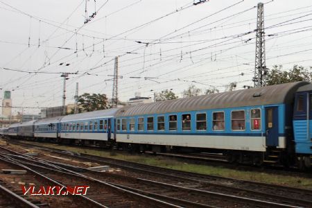 08.10.2019 - Hradec Králové, hl.n.: souprava Ex 10041 Hradec Králové hl.n. – Graz Ostbf–Messe opouští výchozí stanici © PhDr. Zbyněk Zlinský