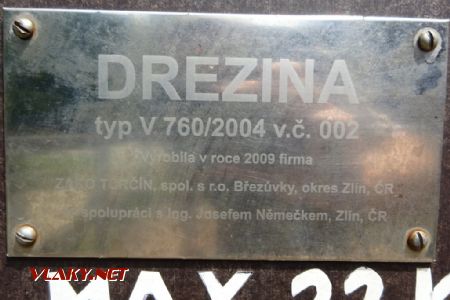 Výrobní štítek drezíny V 760/2004, 20.7.2019 © Jiří Mazal