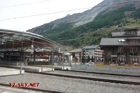Täsch, stanica s nečakaným množstvom nástupíšť. Autom sa ďalej do Zermattu nedá pokračovať, 10.9.2019 © Juraj Földes
