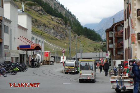Zermatt, priestor medzi stanicami je prepojený koľajou 1000 mm rozchodu, ale nie trolejom ani ozubnicou, 10.9.2019 © Juraj Földes