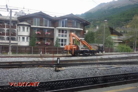 Zermatt, plošinový vozeň s hydraulickým ramenom odstavený na stanici, 10.9.2019 © Juraj Földes