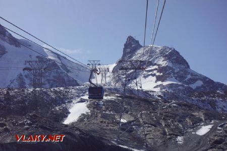 Z cesty na Klein Matterhorn. Vedľajšia lanová dráha pochádza z roku 1979, v ten deň nepremávala, 11.9.2019 © Juraj Földes