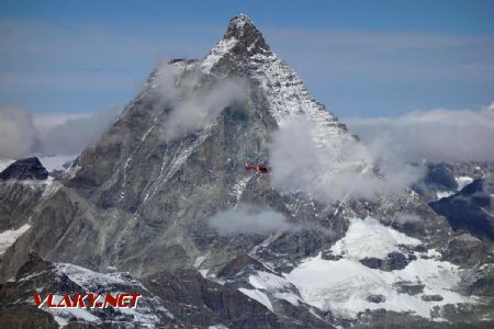 Matterhorn aj s helikoptérou; štít je vzdialený necelých 10 km od Klein Matterhornu, 11.9.2019 © Juraj Földes