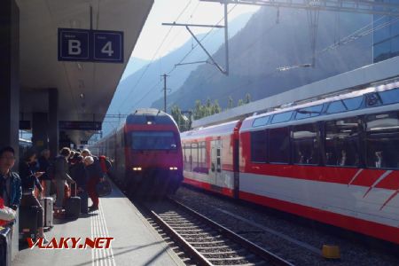 Visp, poschodový IC 8 do Romanshornu cez Zürich vchádza na nástupište, 12.9.2019 © Juraj Földes