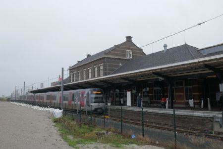 Hoek van Holland: z rozsáhlého nádraží zbyla jen zavřená budova a jedna kolej pro metro, 12. 10. 2019 © Libor Peltan