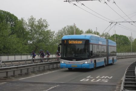 Arnhem: Hess Swisstrolley na zvláštním trolejbuso-cyklo mostě od Nelson Mandela Brug, 29. 4. 2018 © Libor Peltan