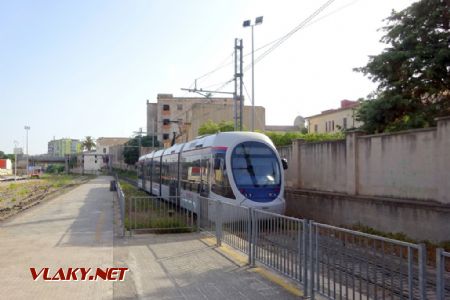 Sassari, tramvaj Sirio projíždí kolem úzkokolejné části nádraží, 8.7.2019 © Jiří Mazal