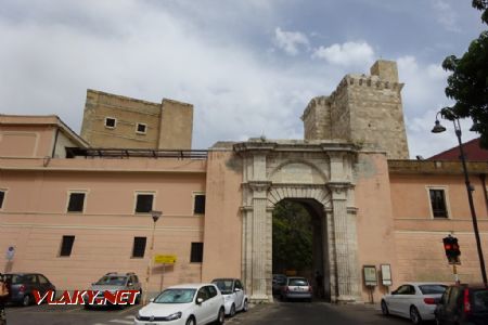 Cagliari, přes hrad Il Castello probíhá čilá doprava řízená semafory, 9.7.2019 © Jiří Mazal