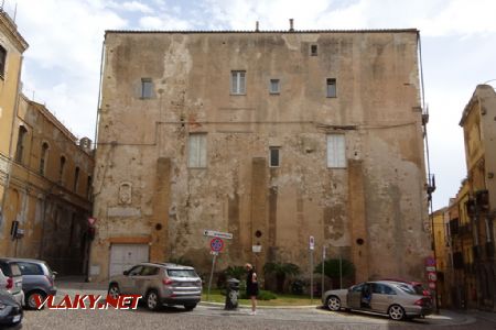 Cagliari, na budově je čitelný nápis Mussolini, 9.7.2019 © Jiří Mazal