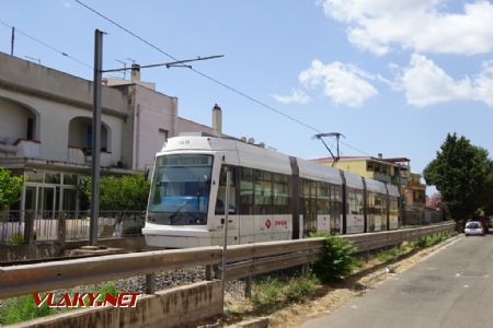 Cagliari, tramvaj Škoda 06 T před zastávkou Gottardo, 10.7.2019 © Jiří Mazal