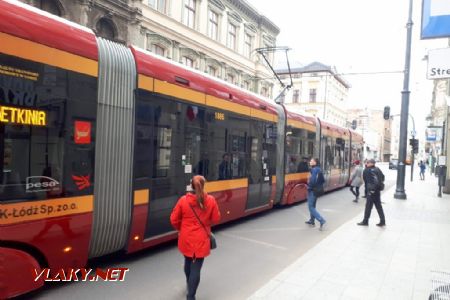 Lodž: Fotka z dobíhání tramvaje Pesa Swing v centru © Tomáš Kraus, 9.5.2019