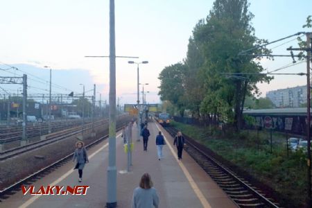 Gdańsk Zaspa: Odjíždějící vlak SKM a vlevo nájezd na trať PKM © Tomáš Kraus, 10.5.2019