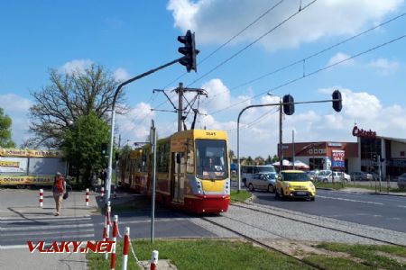 Ksawerów: Souprava Konstalů směřuje do Pabianic © Tomáš Kraus, 11.5.2019