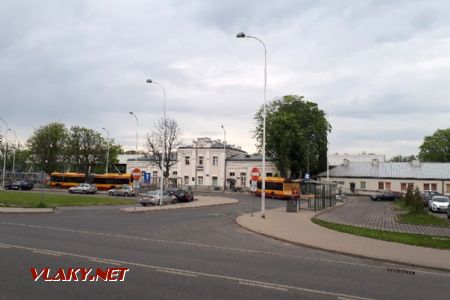 Łódż Widzew: Nádražní budova z ulice © Tomáš Kraus, 12.5.2019