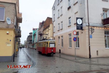 Inowrocław: Vystavená tramvaj nakukuje do náměstí © Tomáš Kraus, 12.5.2019