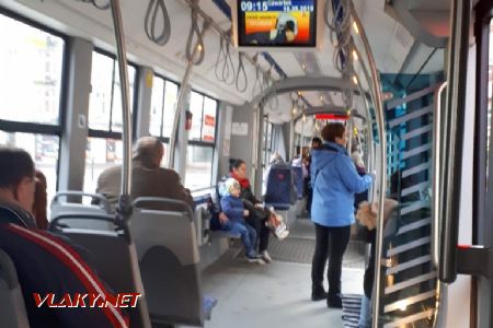 Lodž: Interiér tramvaje Pesa Swing se světélky v tyčích © Tomáš Kraus, 16.5.2019