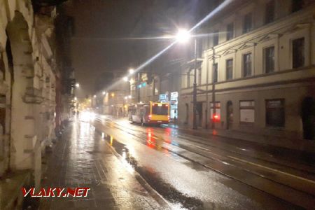 Lodž: Noční autobus MHD před křížením Piotrkowské © Tomáš Kraus, 17.5.2019
