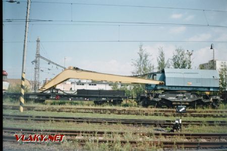 Neodmysliteľná súčasť nehodového vlaku – žeriav EDK-300 292. Pravdepodobne august 2010 © S.Langhoffer