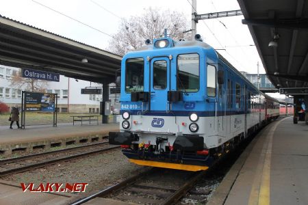 6.12.2019 - Ostrava hl.n.: Souprava motorového vozu 842.010-1 a přípojného vozu 50 54 20-29 222-7 Bdtn pro Štramberský expres © Karel Furiš