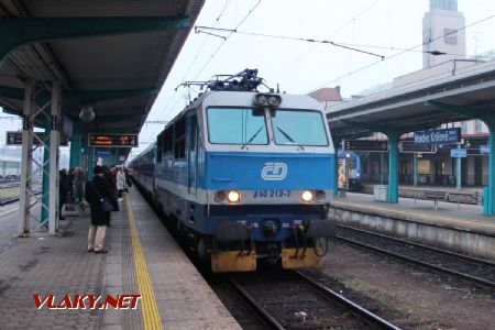 18.12.2019 - Hradec Králové hl.n.: 150.213-7 přiváží opožděný R 932 ''Krakonoš'' Trutnov hl.n. - Praha hl.n. © PhDr. Zbyněk Zlinský