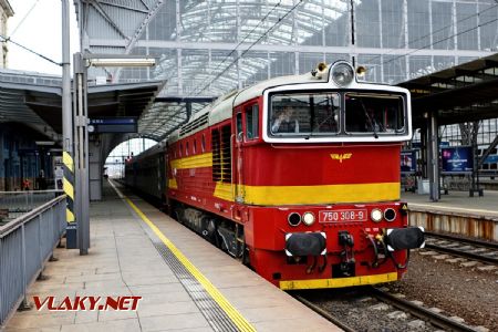 18.12.2019 - Praha hl.n.: opožděný zvláštní R 11792 MBM rail s.r.o. do Železné Rudy-Alžbětína odjíždí © Jiří Řechka