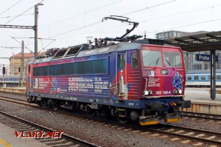 18.12.2019 - Praha hl.n.: 362.160-4 stále ještě připomíná hokejové mistrovství světa © PhDr. Zbyněk Zlinský