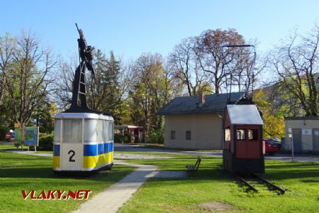 Payerbach-Reichenau, kabina lanovky na Rax a lokomotiva E3 dráhy do Hirschwangu, 27.10.2019 © Jiří Mazal