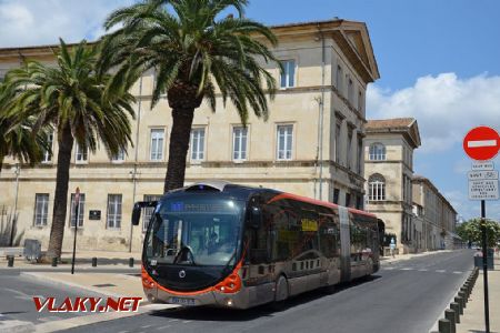 Nîmes: Irisbus Crealis Neo na metrobusové lince T1 © https://commons.wikimedia.org/wiki/File:Irisbus_Crealis_Neo_18_n%C2%B0707_Montcalm.jpg, 28.6.2014