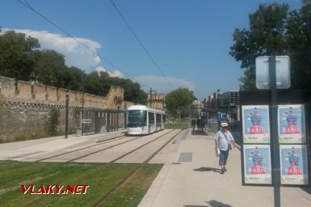 Avignon: Tramvaj Citadis Compact několik týdnů před zahájením provozu nové sítě, vpravo budova PEM © Tomáš Kraus, 23.7.2019