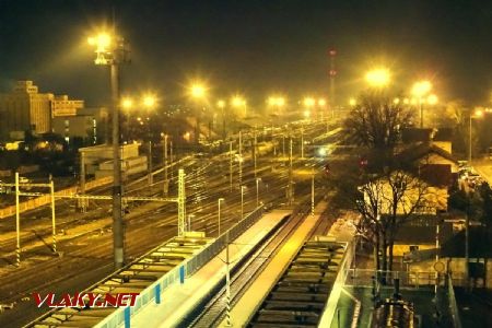Nočný ruch nákladnej časti železničnej stanice v Trnave; 09.03.2018 © Marko