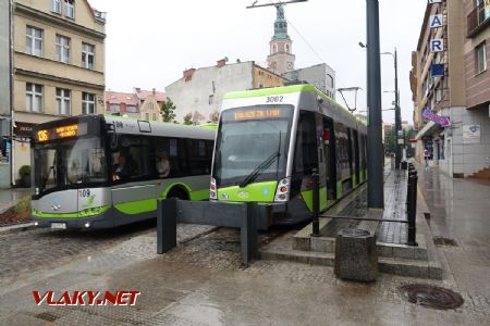 05.07.2019 – Olsztyn: autobus Solaris Urbino 12 z roku 2013 předjíždí tramvaj Solaris Tramino stojící na konečné Wysoka Brama © Dominik Havel
