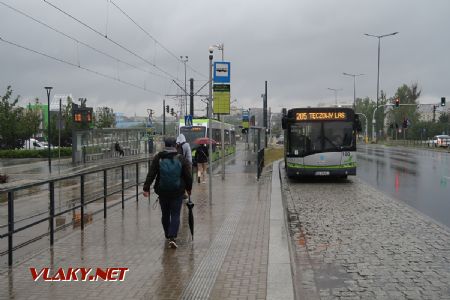05.07.2019 – Olsztyn: na zastávce Galeria Warmińska existuje přímý přestup z autobusových linek na tramvajové linky do centra © Dominik Havel