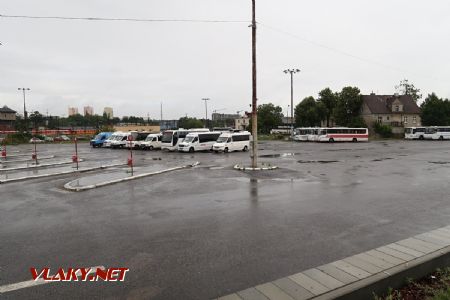 05.07.2019 – Olsztyn: různorodému parku odstavených vozidel na ploše autobusového nádraží dominují různé minibusy © Dominik Havel