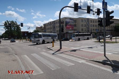 05.07.2019 – Ełk: autobus typu MB O303 z roku 1987 a Jelcz T120 z roku 1999 příjíždějí na pravidelných linkách k nádraží © Dominik Havel