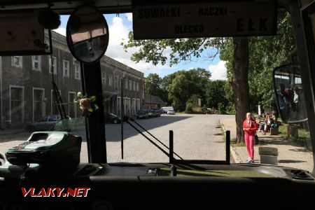 05.07.2019 – Autobusové nádraží v Olecku se nachází přímo před nádražní budovou z roku 1928, i dlažba je původní © Dominik Havel