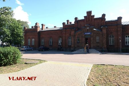 05.07.2019 – Suwałki: původní výpravní budova nádraží z roku 1896 z přednádražního prostoru © Dominik Havel