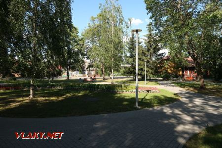 05.07.2019 – Suwałki: park před vstupem do nádražní budovy je v dnešní podobě od roku 2017 © Dominik Havel
