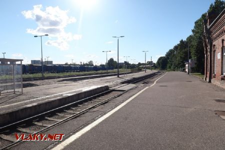 05.07.2019 – Suwałki: celkový pohled na kolejiště železniční stanice se třemi nástupišti © Dominik Havel