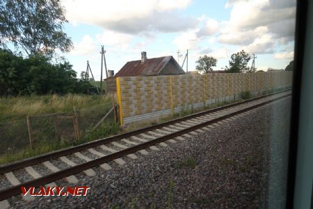 05.07.2019 – Protihluková stěna na Rail Baltica chrání krajní domečky vesnice Naujiena © Dominik Havel