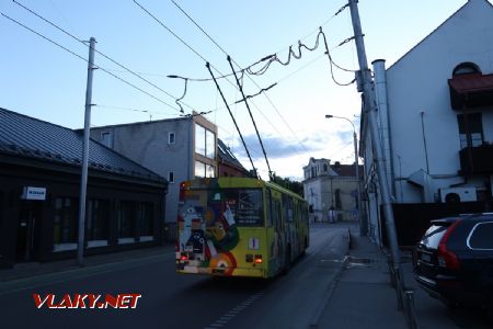 05.07.2019 – Kaunas: trolejbus typu Škoda 14Tr z roku 1989 právě opustil zastávku Vilniaus gatvé v centru města © Dominik Havel