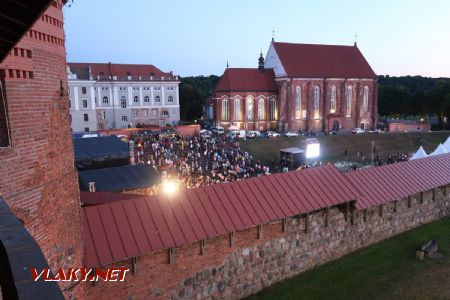 05.07.2019 – Kaunas: pohled z ochozu hradní věže na gotický kostel sv. Jiří a davy lidí v provizorním hledišti © Dominik Havel